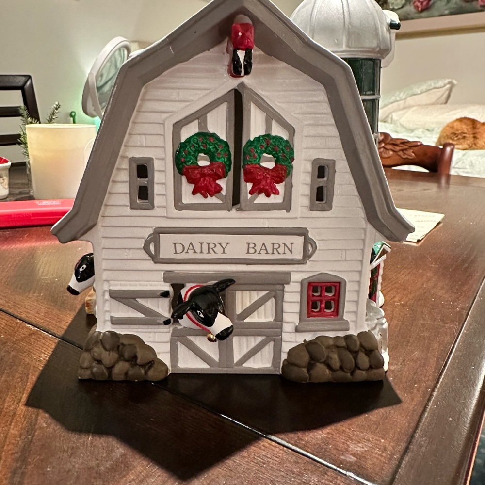 Department 56 Snow Village Dairy Barn ceramic with original box